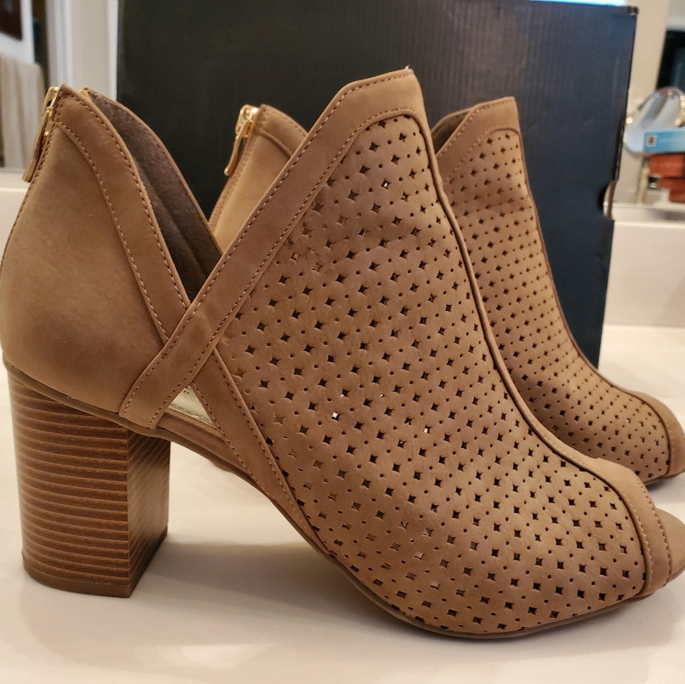 Tan open toe booties - Picture 2 of 8
